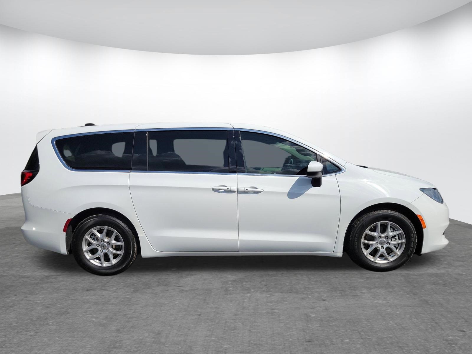 Used 2022 Chrysler Voyager LX image 2
