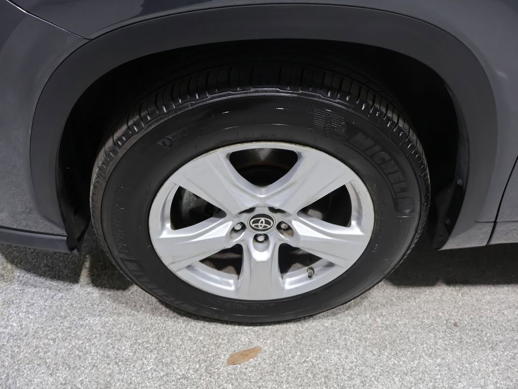 Used 2023 Toyota Highlander LE FWD image 9