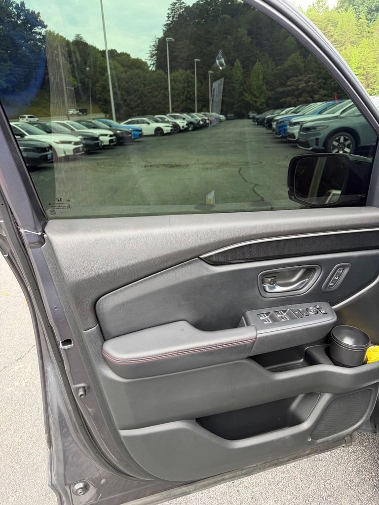 Used 2025 Honda Pilot Black Edition image 40