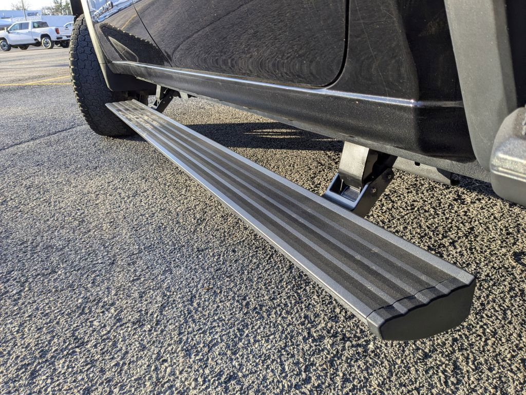 Certified 2022 GMC Sierra 3500 Denali w/ Denali Black Diamond Edition image 27