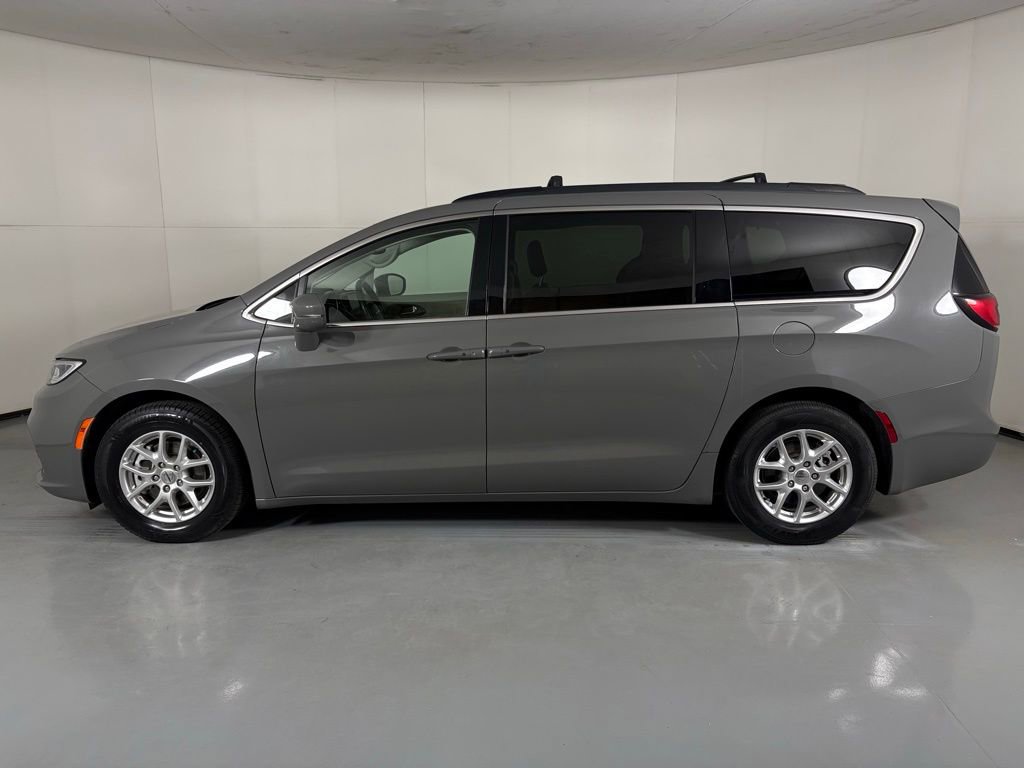 Used 2022 Chrysler Pacifica Touring-L image 5