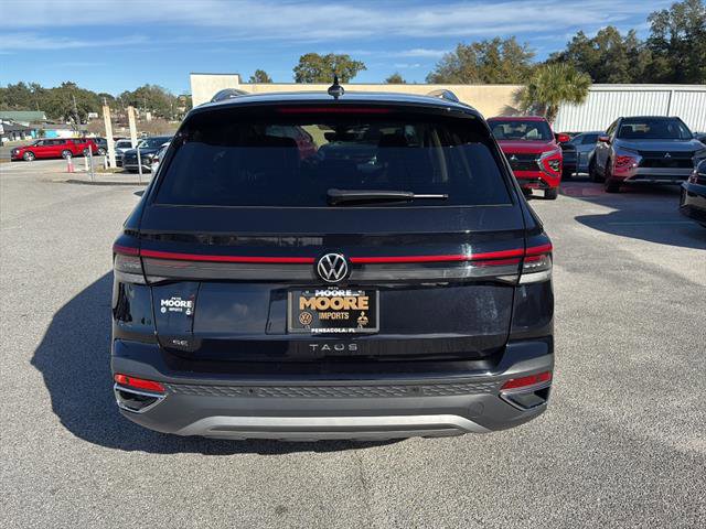 Certified 2025 Volkswagen Taos SE image 5