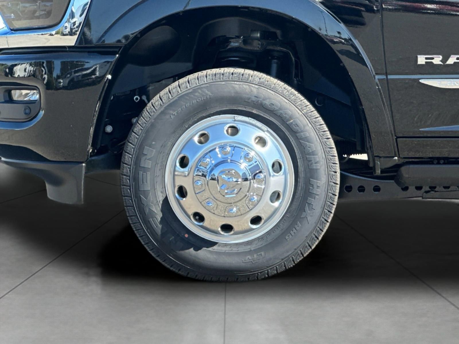 New 2025 RAM 3500 Limited AWD/4WD image 24