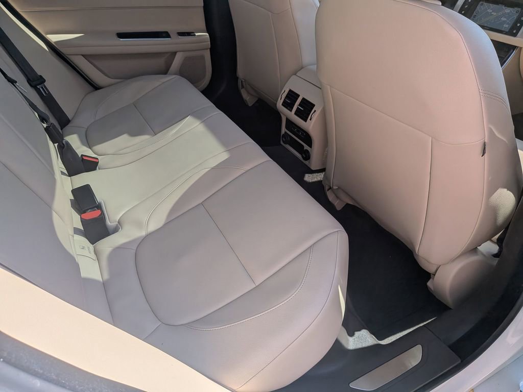 Used 2016 Jaguar XF Premium RWD image 28