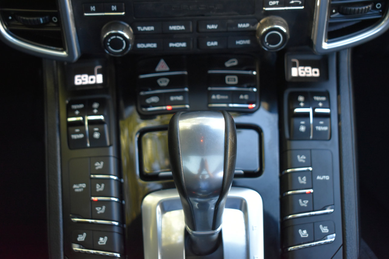 Used 2018 Porsche Cayenne Platinum Edition image 24