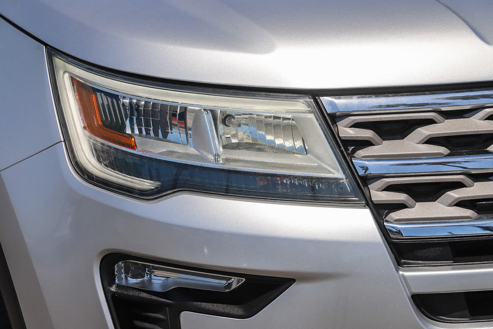 Used 2018 Ford Explorer XLT w/ Equipment Group 201A AWD/4WD image 4