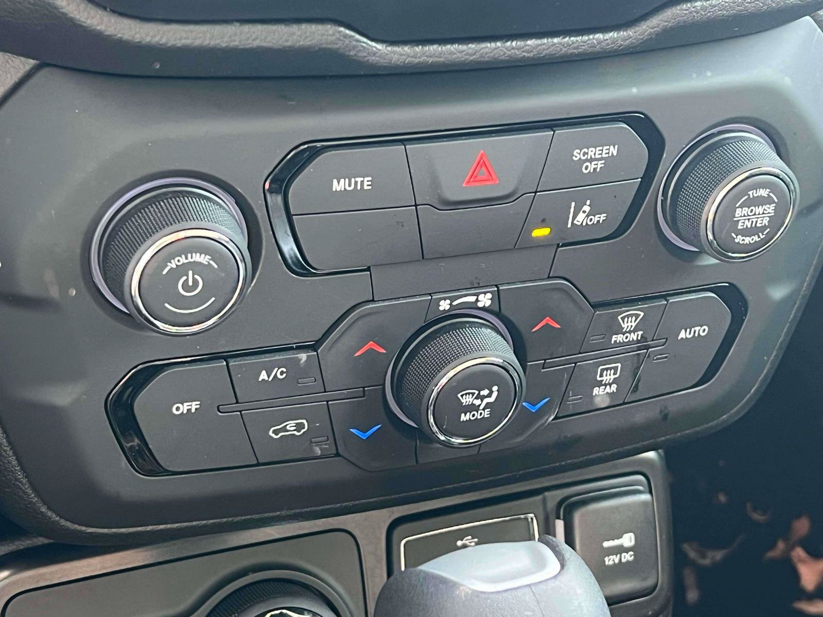 Used 2023 Jeep Renegade Latitude AWD/4WD image 9
