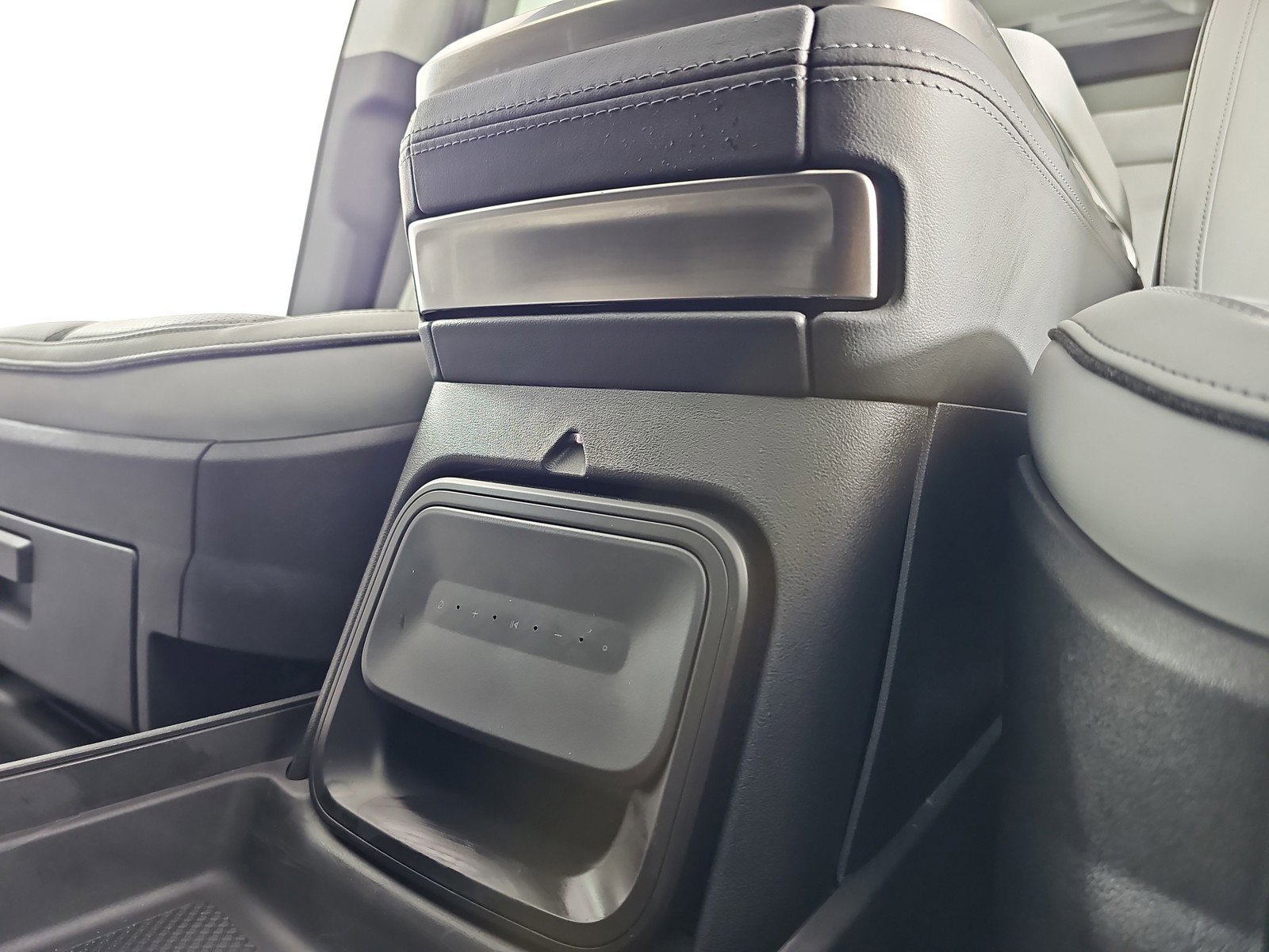 Used 2024 Rivian R1S Adventure AWD/4WD image 31