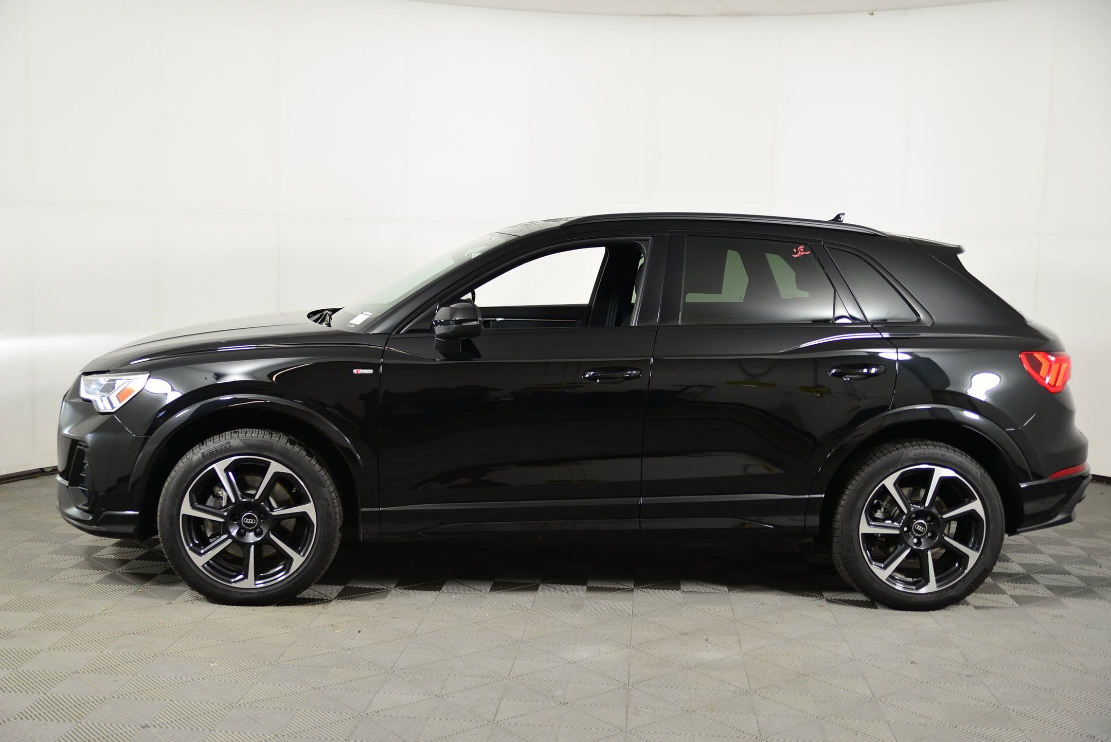Certified 2025 Audi Q3 2.0T Premium Plus w/ Premium Plus Package image 2