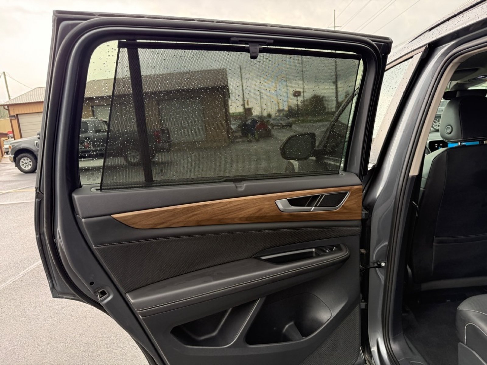 Used 2025 Volkswagen Atlas SE AWD/4WD image 24
