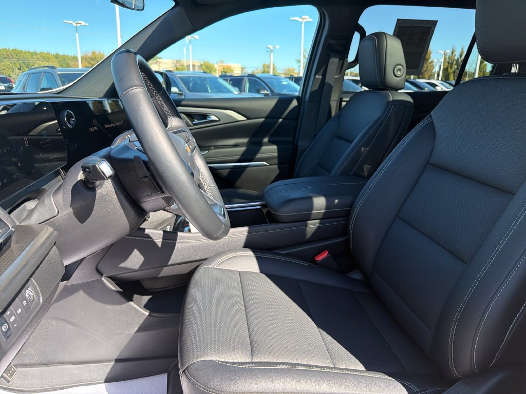 Certified 2025 Chevrolet Traverse LT w/ Sun and Wheel Package AWD/4WD image 11
