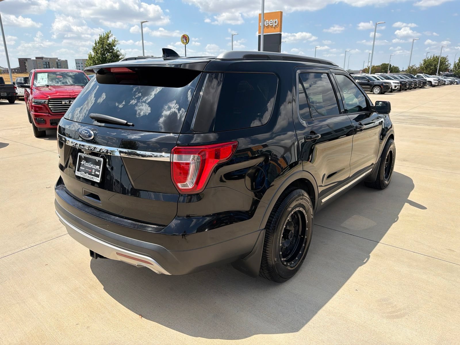 Used 2017 Ford Explorer XLT w/ Equipment Group 202A FWD image 5