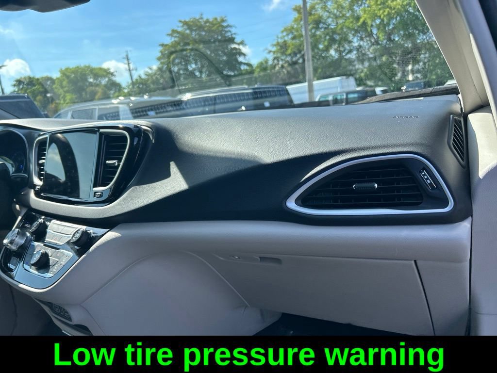 Certified 2024 Chrysler Pacifica Touring-L FWD image 18