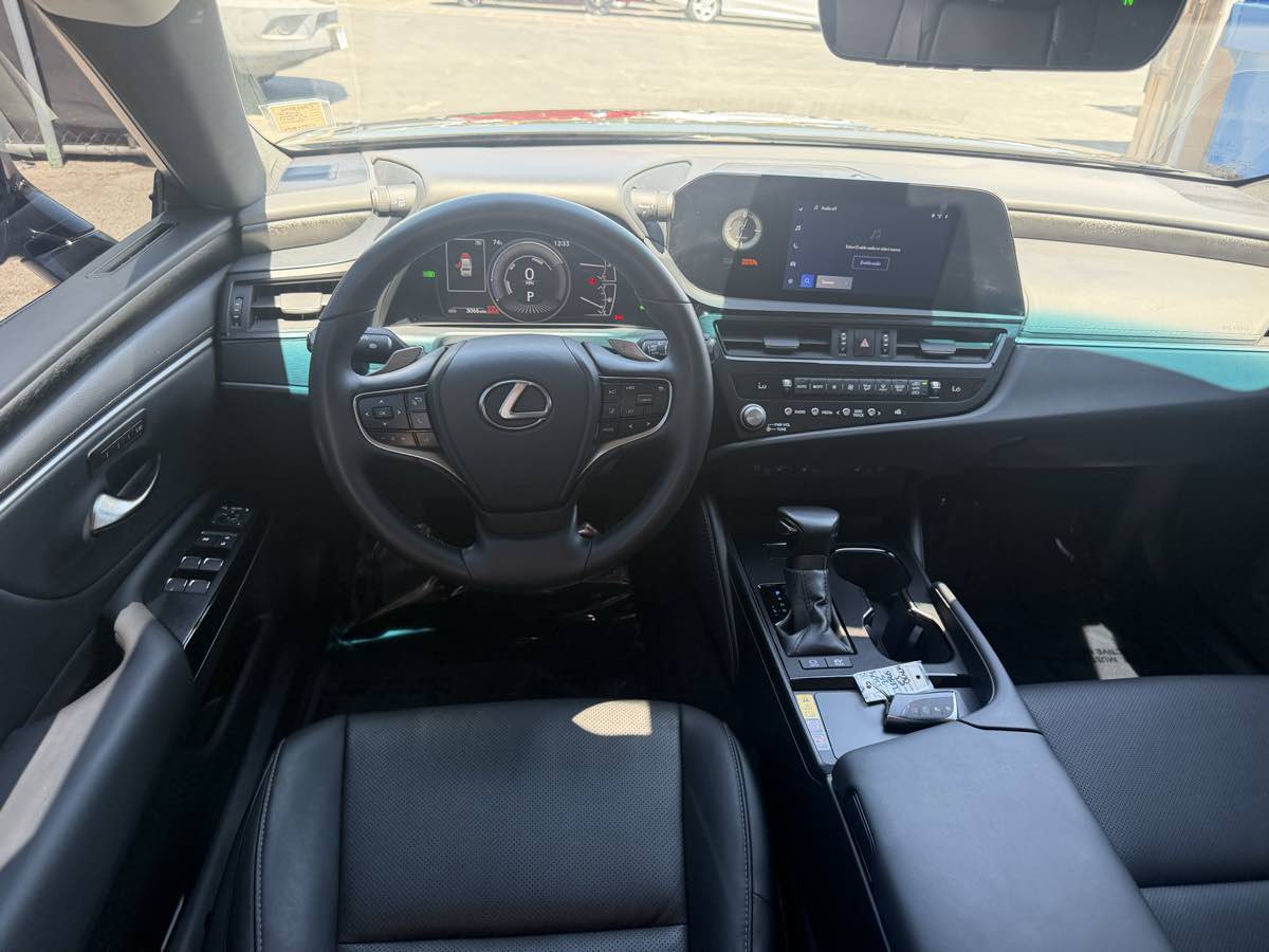 Used 2025 Lexus ES 300h w/ Premium Package FWD image 13