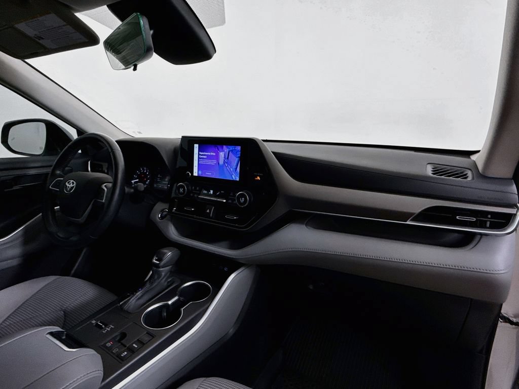 Used 2023 Toyota Highlander LE FWD image 28