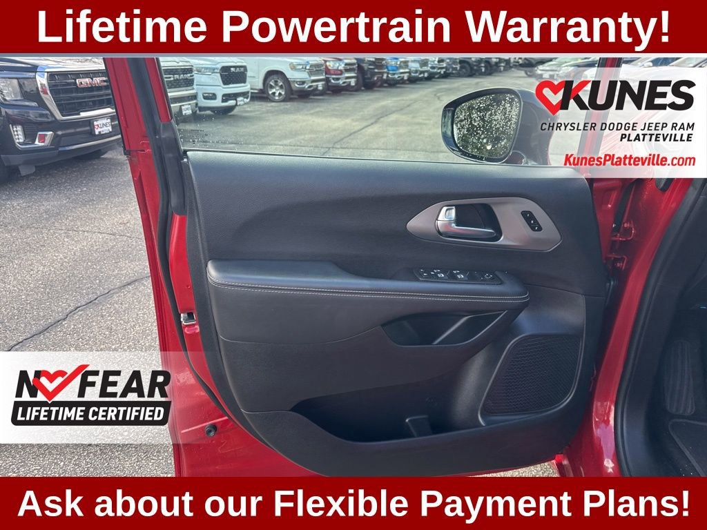 Used 2025 Chrysler Pacifica Select image 12