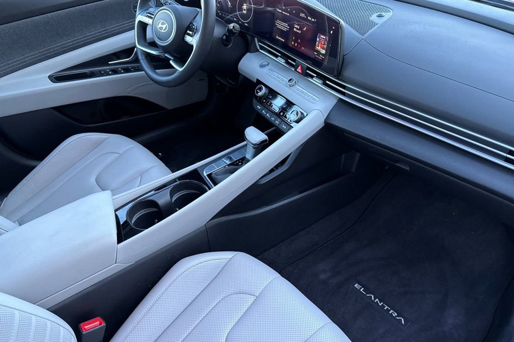 Used 2025 Hyundai Elantra Limited image 13