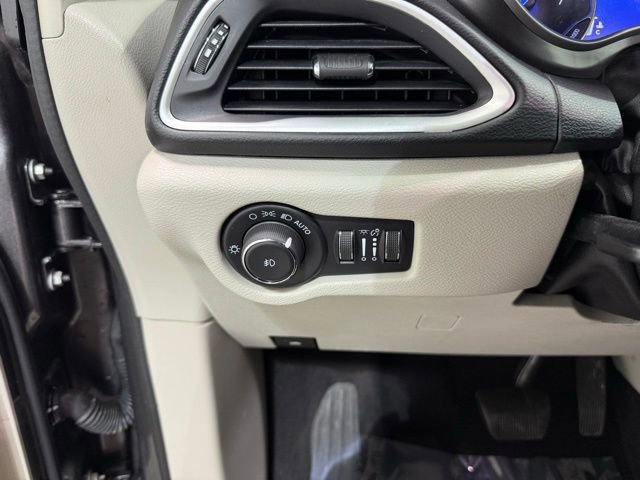 Used 2022 Chrysler Pacifica Touring-L image 18