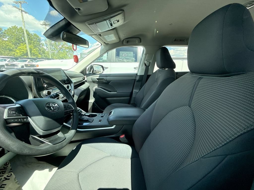 Used 2023 Toyota Highlander L FWD image 7