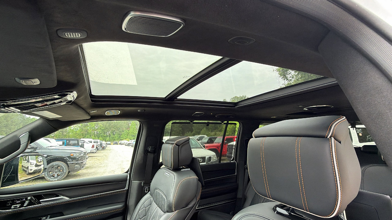 Used 2025 Jeep Grand Wagoneer Series III w/ Rear Seat Video Group 1 AWD/4WD image 18