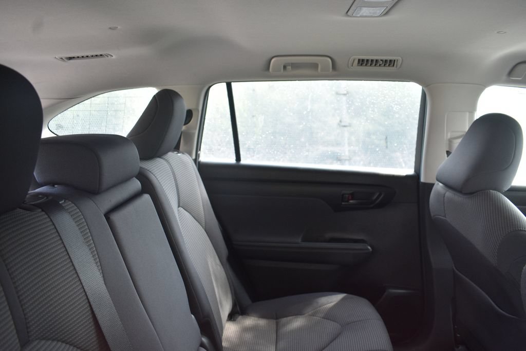 Used 2025 Toyota Highlander LE FWD image 26