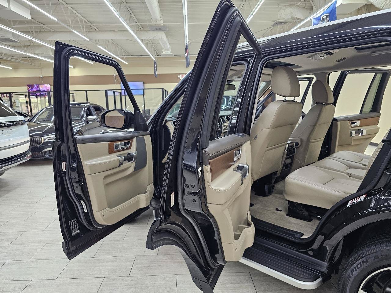 Used 2016 Land Rover LR4 HSE LUX AWD/4WD image 16