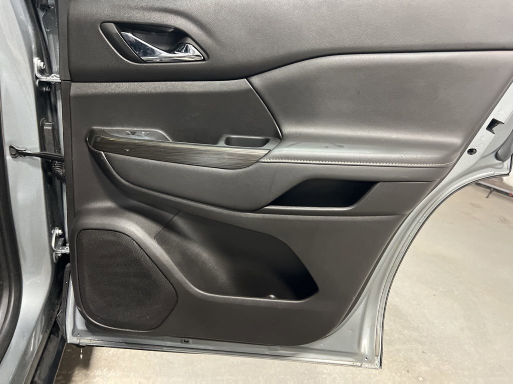 Used 2023 GMC Acadia SLT image 14