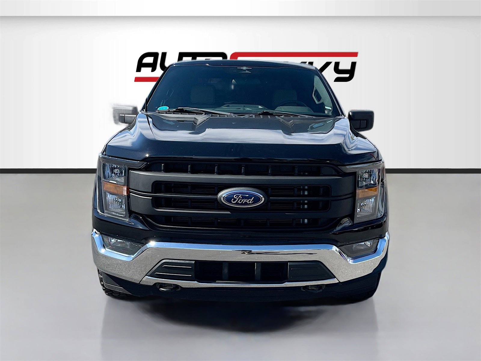 Used 2023 Ford F150 XLT image 2