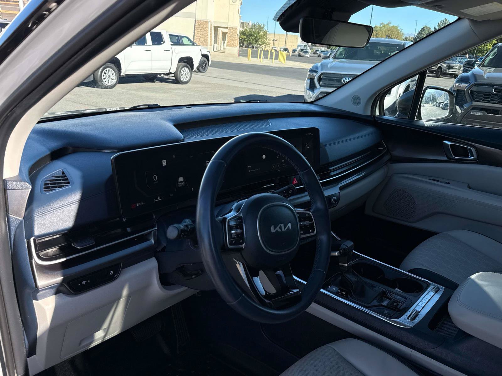 Used 2025 Kia Carnival SX w/ SX Dark Edition Package FWD image 10