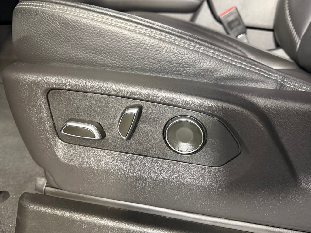 Used 2025 GMC Yukon XL Denali AWD/4WD image 24