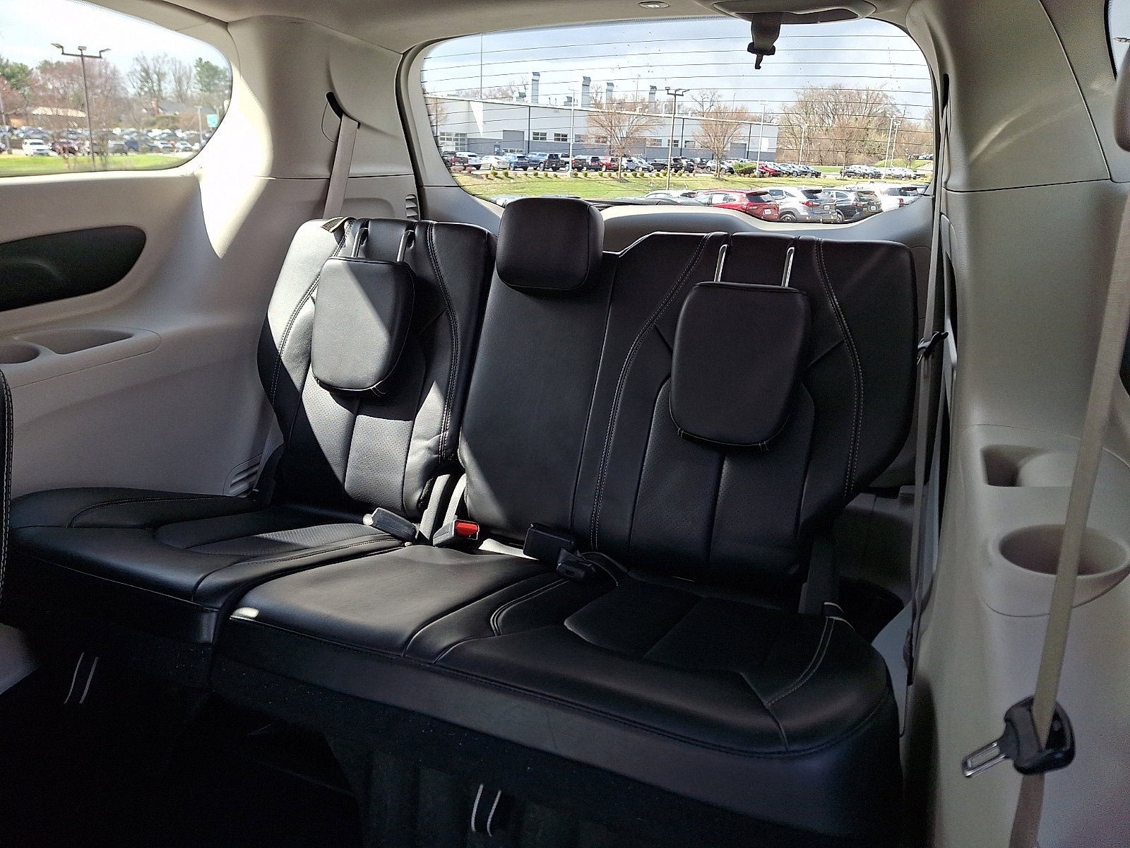 Used 2023 Chrysler Pacifica Touring-L image 11