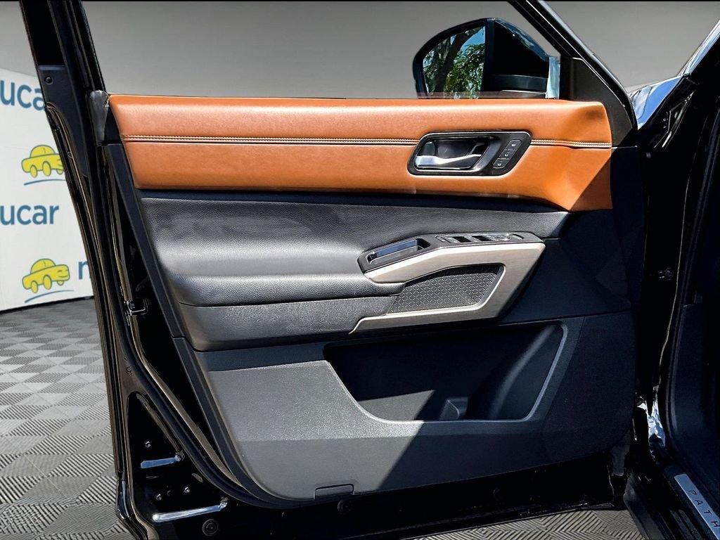 Certified 2023 Nissan Pathfinder Platinum AWD/4WD image 9