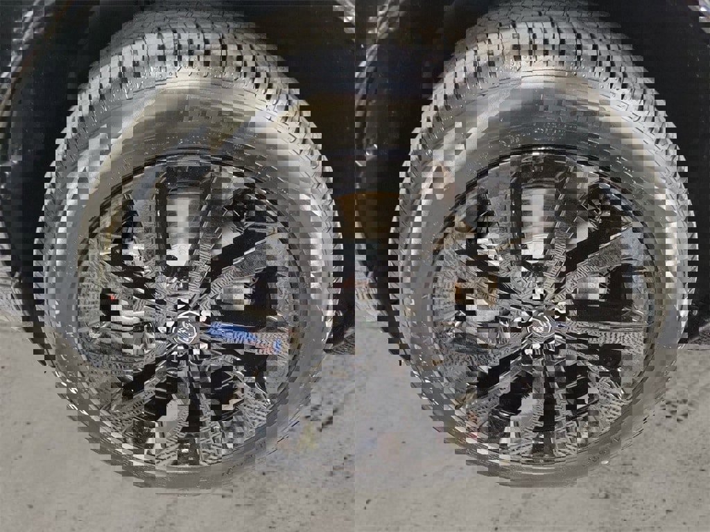 New 2024 Land Rover Discovery Sport Dynamic SE image 9