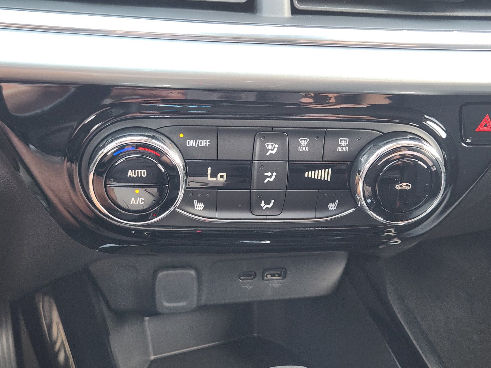 New 2026 Chevrolet Trax LT w/ LT Convenience Package FWD image 18
