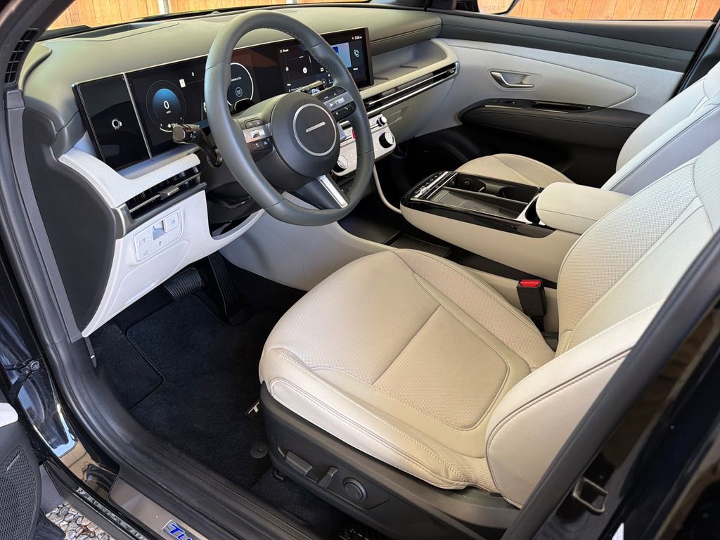 Used 2025 Hyundai Tucson Limited FWD image 2