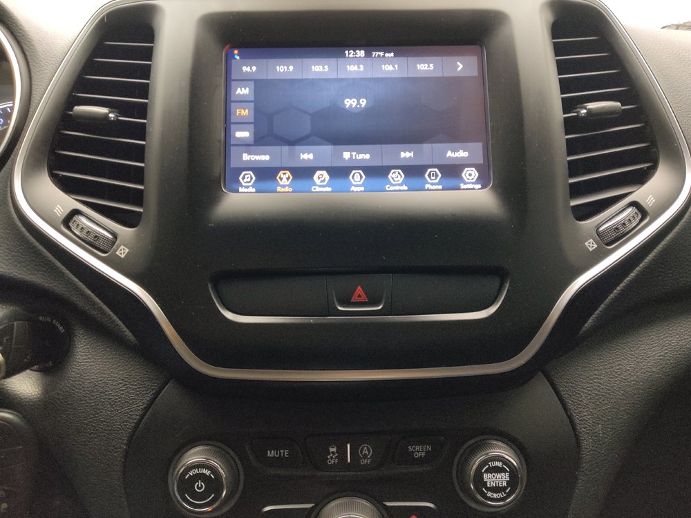 Used 2019 Jeep Cherokee Latitude w/ Cold Weather Group AWD/4WD image 25
