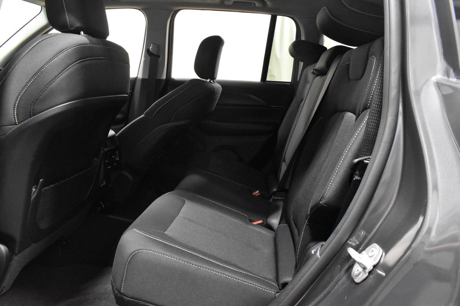 Used 2024 Jeep Grand Cherokee Laredo X AWD/4WD image 9