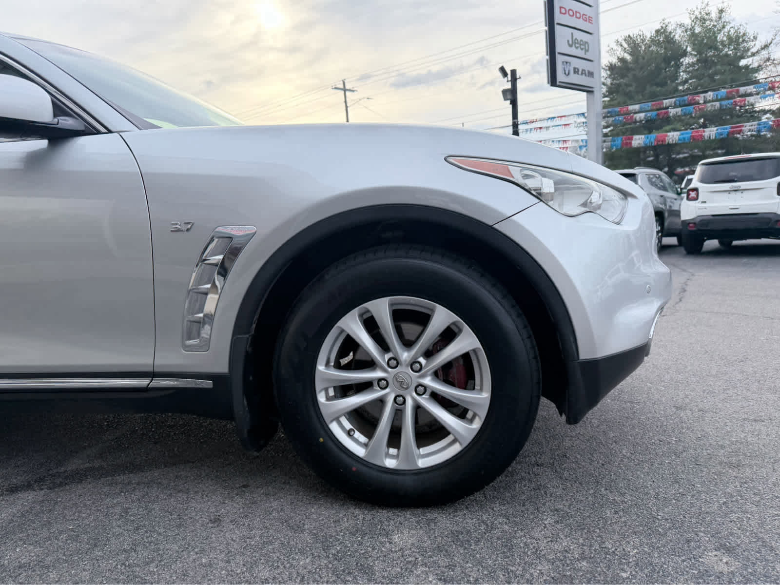 Used 2017 INFINITI QX70 AWD w/ Premium Package image 6