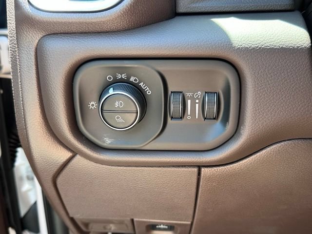 New 2026 RAM 3500 Laramie AWD/4WD image 17