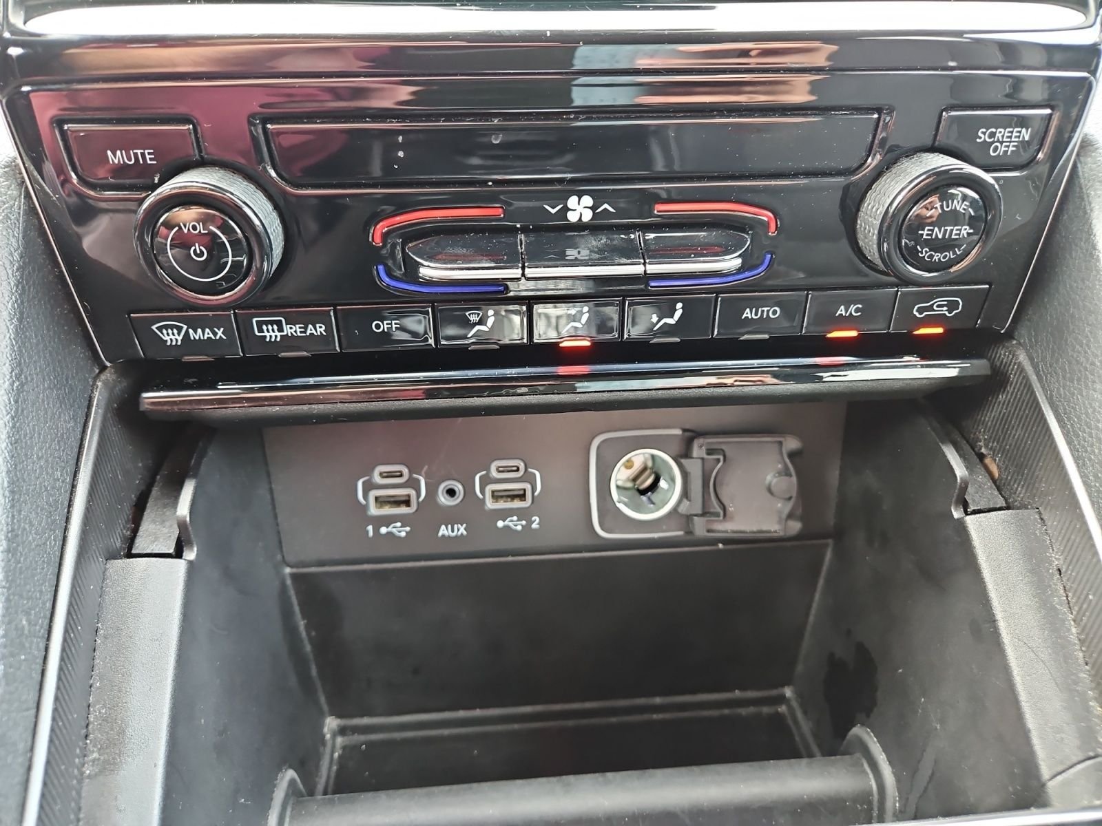 Used 2023 Jeep Grand Cherokee L Laredo RWD image 29