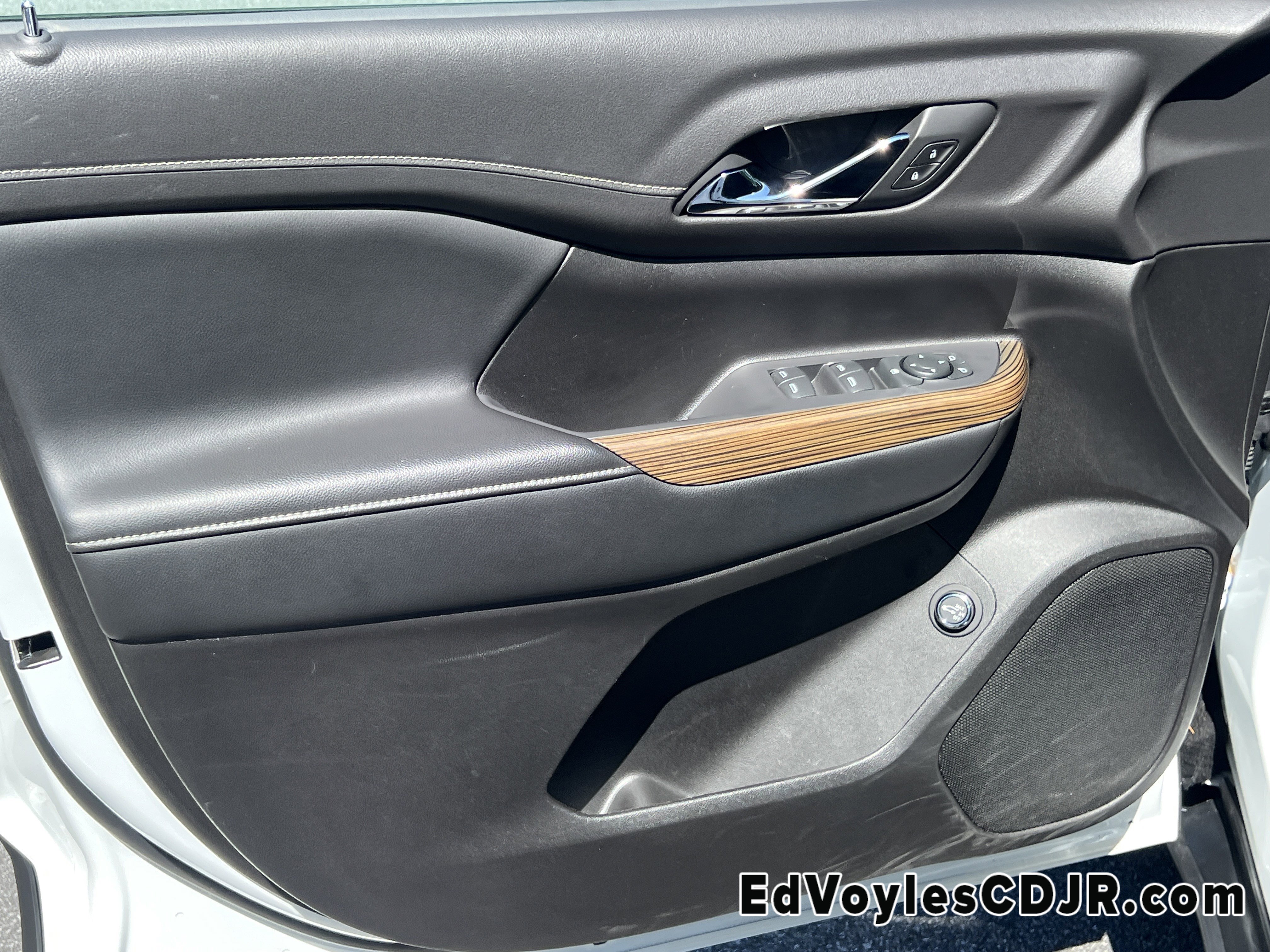 Used 2022 GMC Acadia SLE w/ Driver Convenience Package image 13