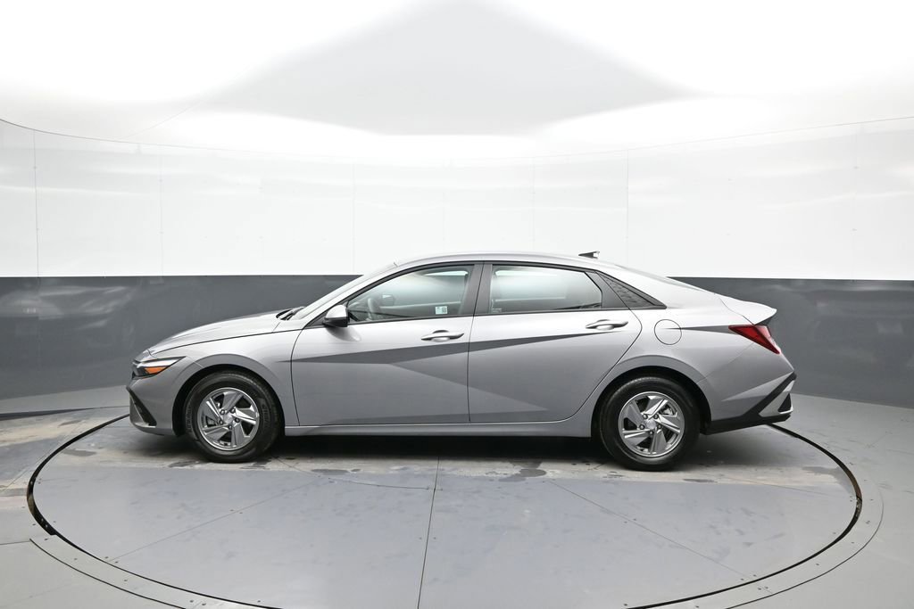 Certified 2025 Hyundai Elantra SE image 9