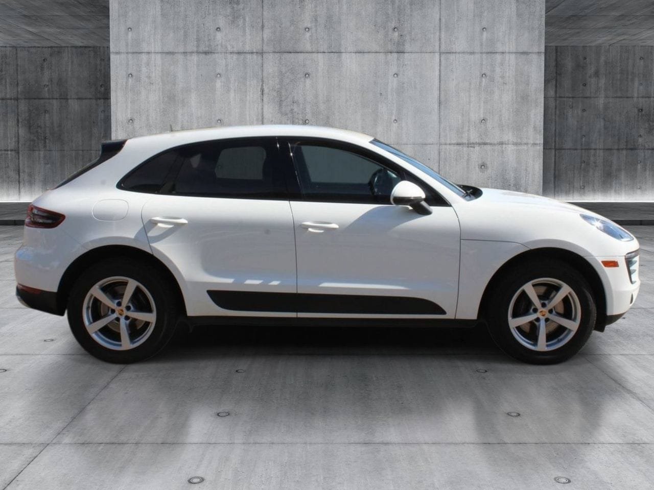 Used 2017 Porsche Macan AWD/4WD image 6