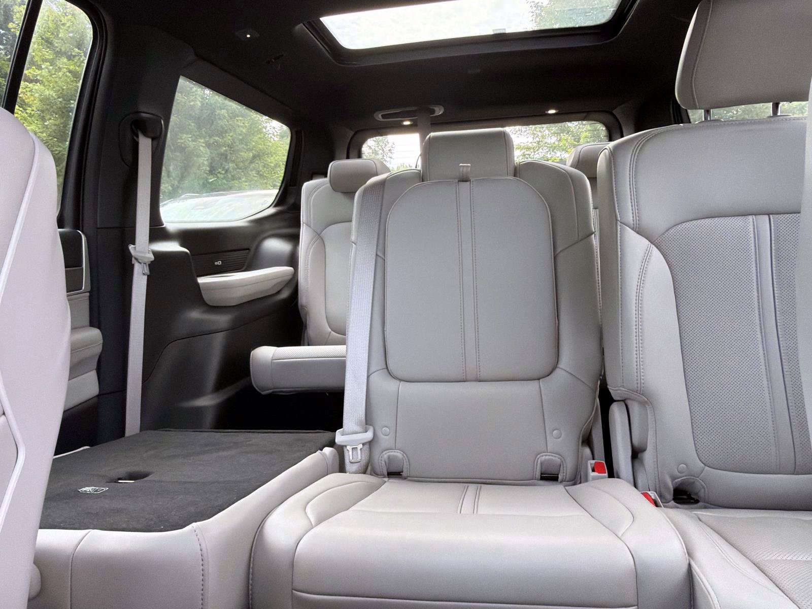 Used 2025 Jeep Wagoneer 4WD w/ Premium Group I image 10