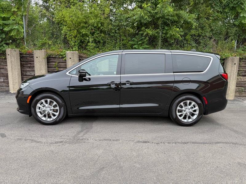 Used 2026 Chrysler Pacifica Limited FWD image 6