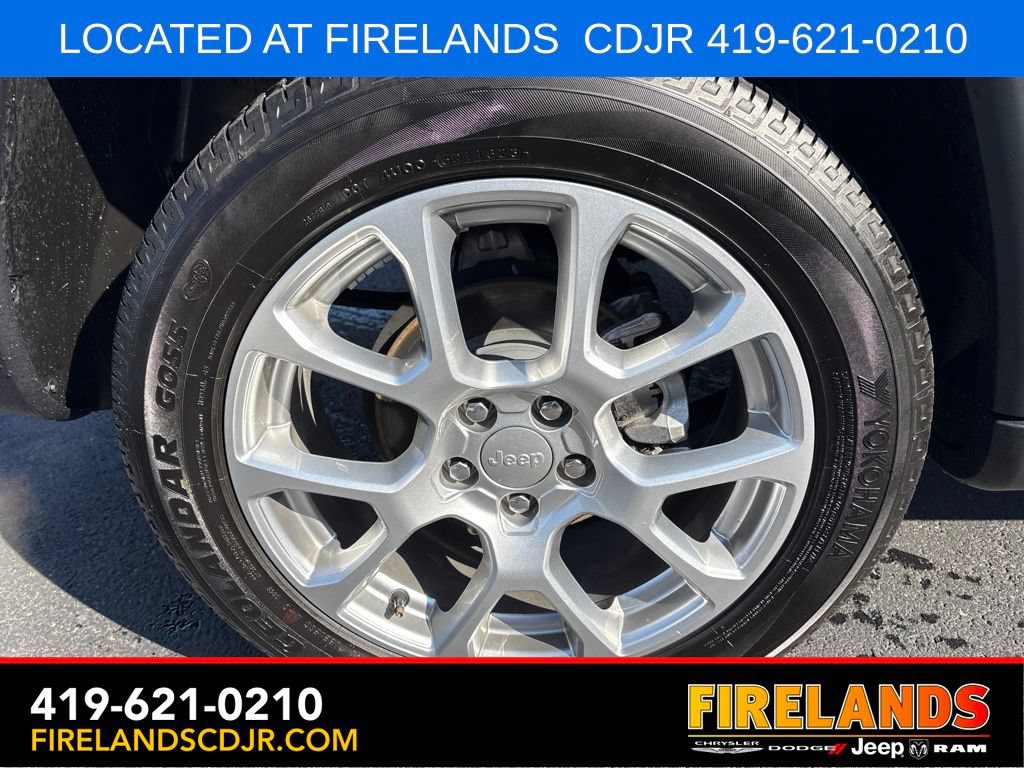 Used 2024 Jeep Compass Latitude w/ Sun and Sound Group AWD/4WD image 11