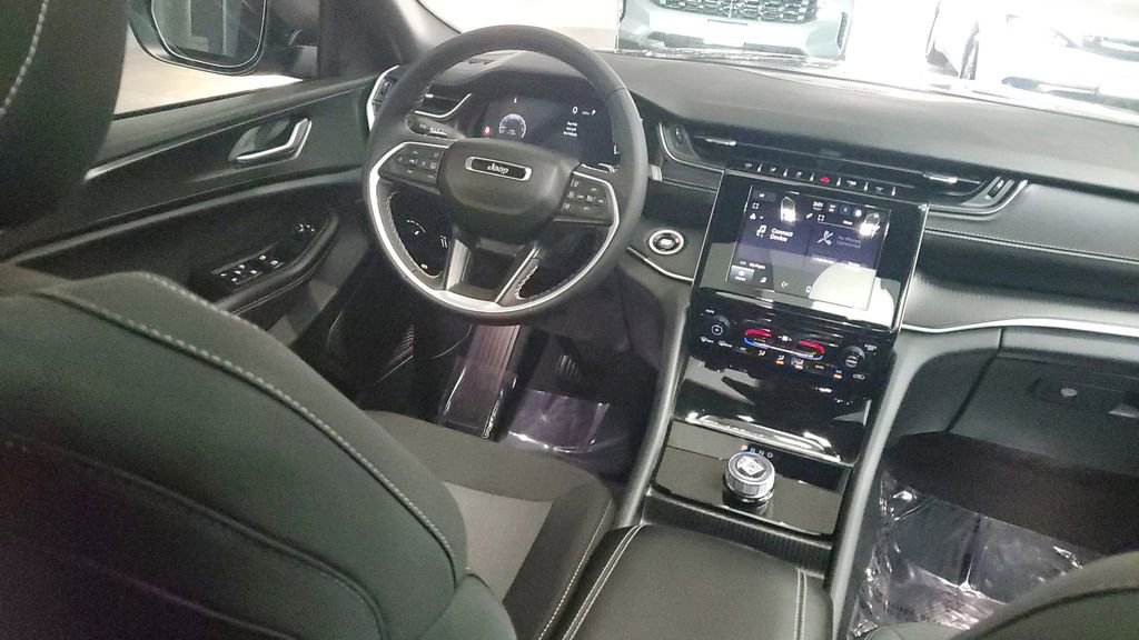 Used 2025 Jeep Grand Cherokee L Laredo image 12