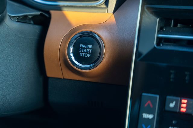 Used 2020 Toyota Avalon Limited image 29