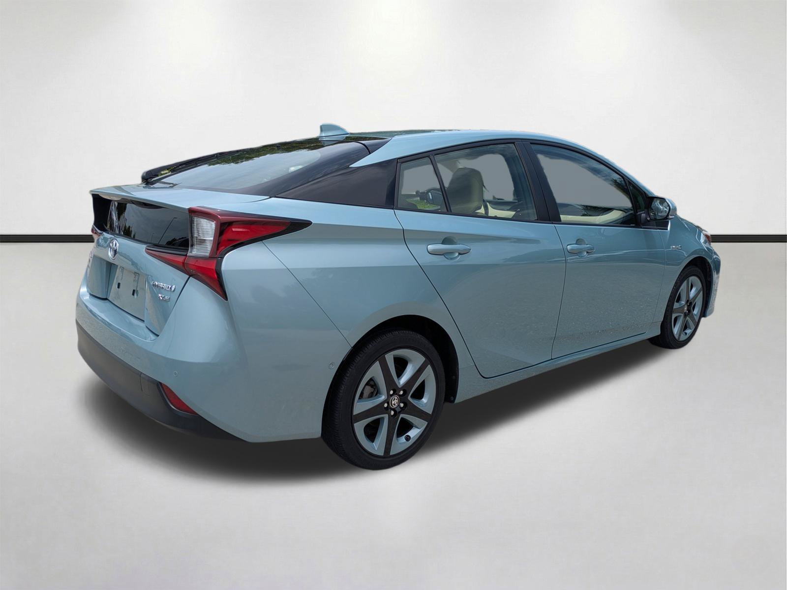 Used 2021 Toyota Prius XLE FWD image 4
