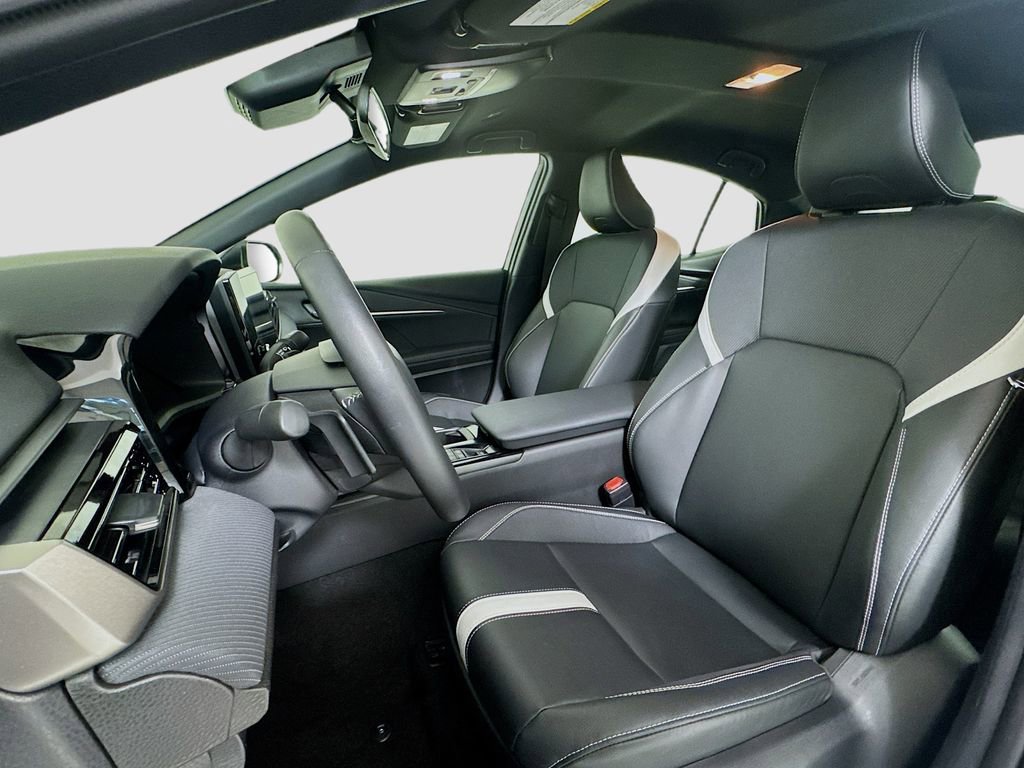 Used 2025 Toyota Camry SE image 11